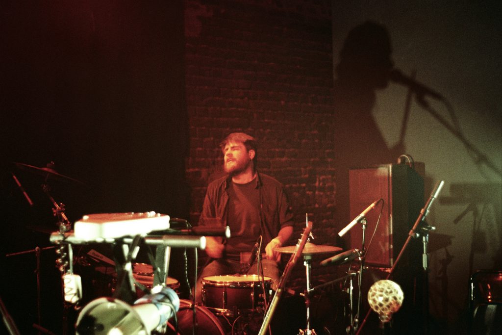 Photographie argentique, portrait du batteur de Junebug, concert à la maison folie de wazemmes, mars 2018, Lille, France.