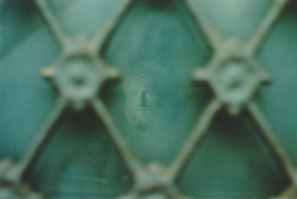 Photographie argentique, à travers le vitrail, cimetière de l'est, février 2017, Lille ,France.