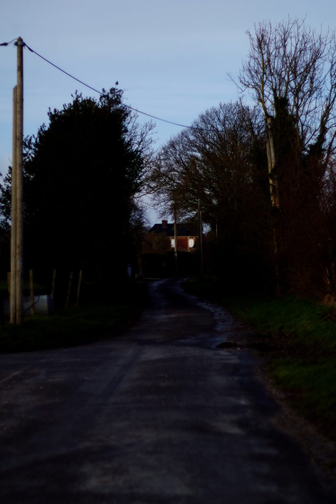 Photographie numérique, paysage de normandie, maison au bout de l'allée, décembre 2019, Normandie, France.
