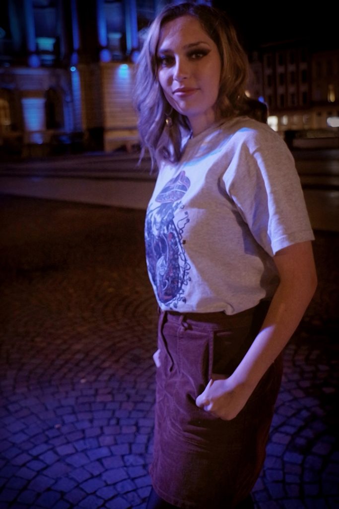 Photographie numérique, portrait de Jade Pourcelet avec le t-shirt la mort applaudit, décembre 2019, Lille, France.