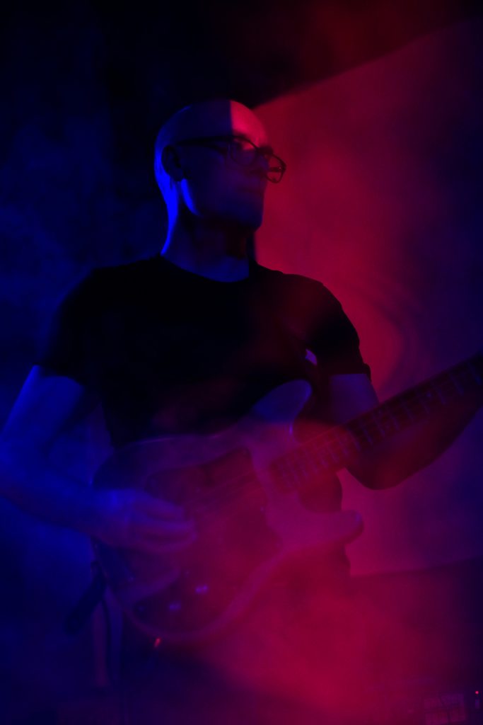 Photographie numérique, portrait du bassiste de Nouveaux Climats, concert à la bulle café, février 2019, Lille, France.