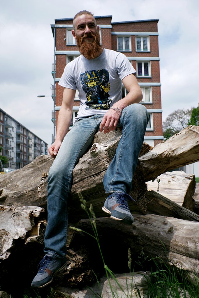 Photographie numérique, portrait tommy outreman, t shirt dragon sourire, mai 2019, Lille, France.