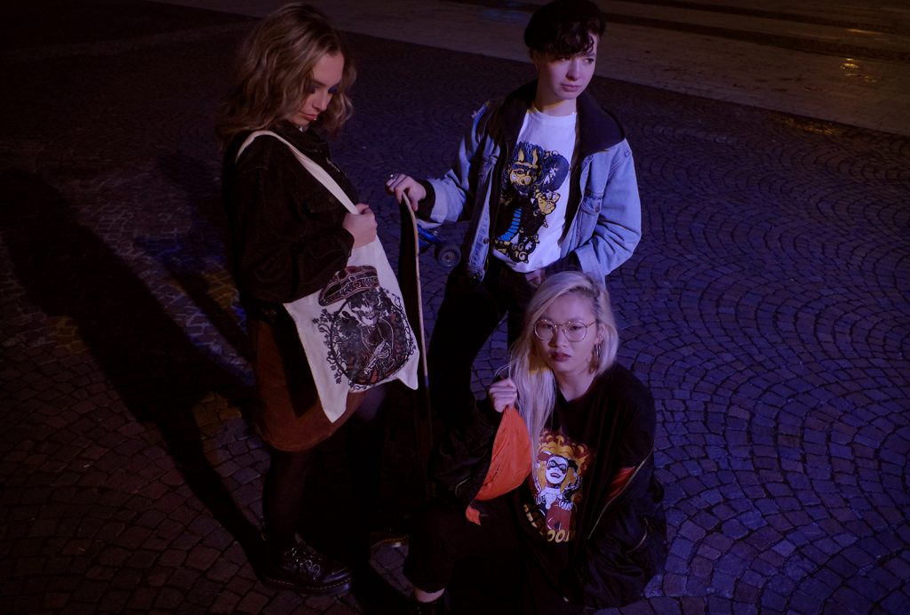 Portrait de groupe de Jade, Solenne et Louise la nuit, république beaux arts, décembre 2019, Lille, France.